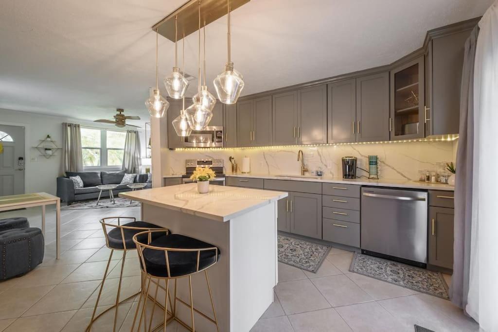 Golden Greek Getaway Chic House In Heart Of Tampa Villa Exterior photo